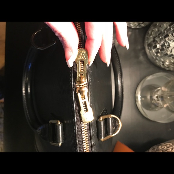 Beautiful Authentic Louis Vuitton Noir Alma Epi PM - Picture 4 of 8